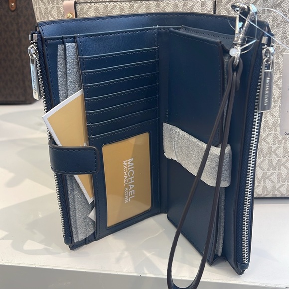 Michael Kors Jet Set Large Ombré Signature Logo Wristlet Wallet Phone
NAVY
NWT - Picture 11 of 16